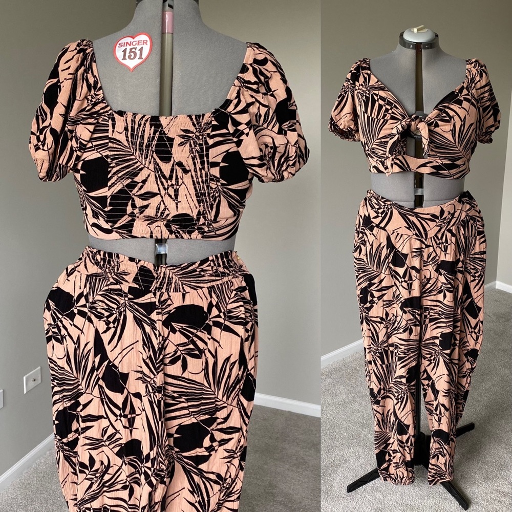Leaf print 2 piece crop and pant set. Size XXL